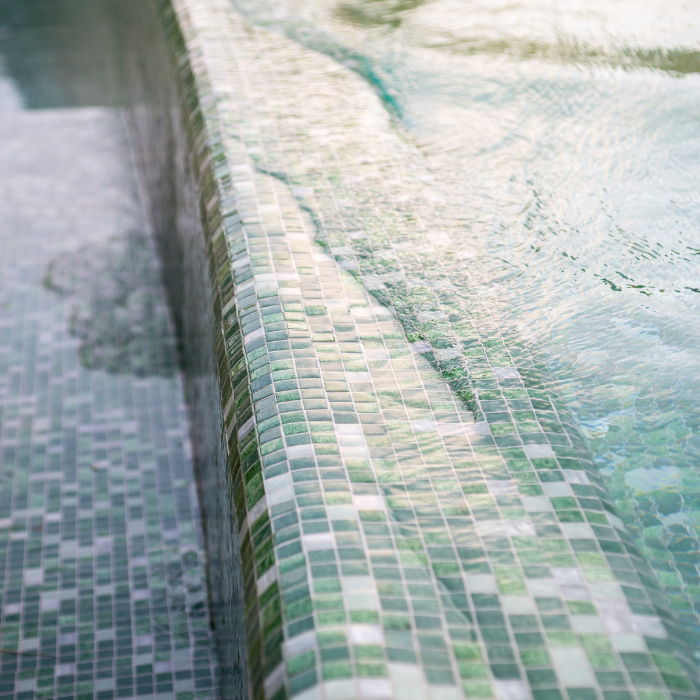 Mosaïque de bassin de piscine à Fréjus