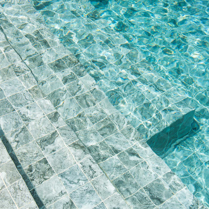 Frise en mosaïque de piscine à Fréjus
