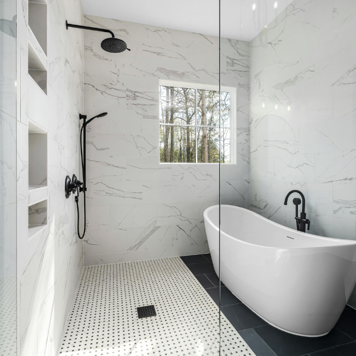 Salle de bain carrelée à Fréjus