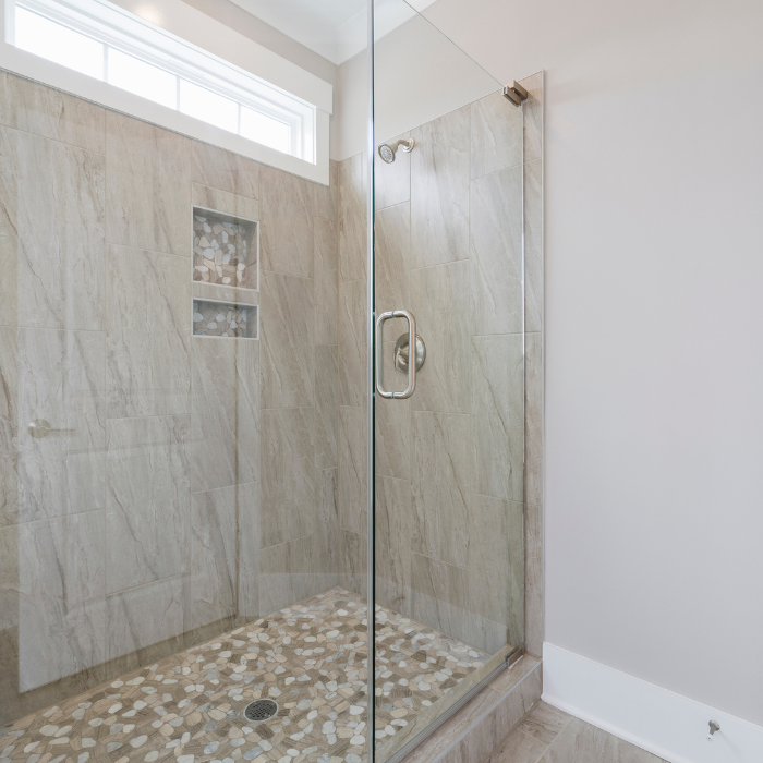 Salle de bain carrelée à Fréjus