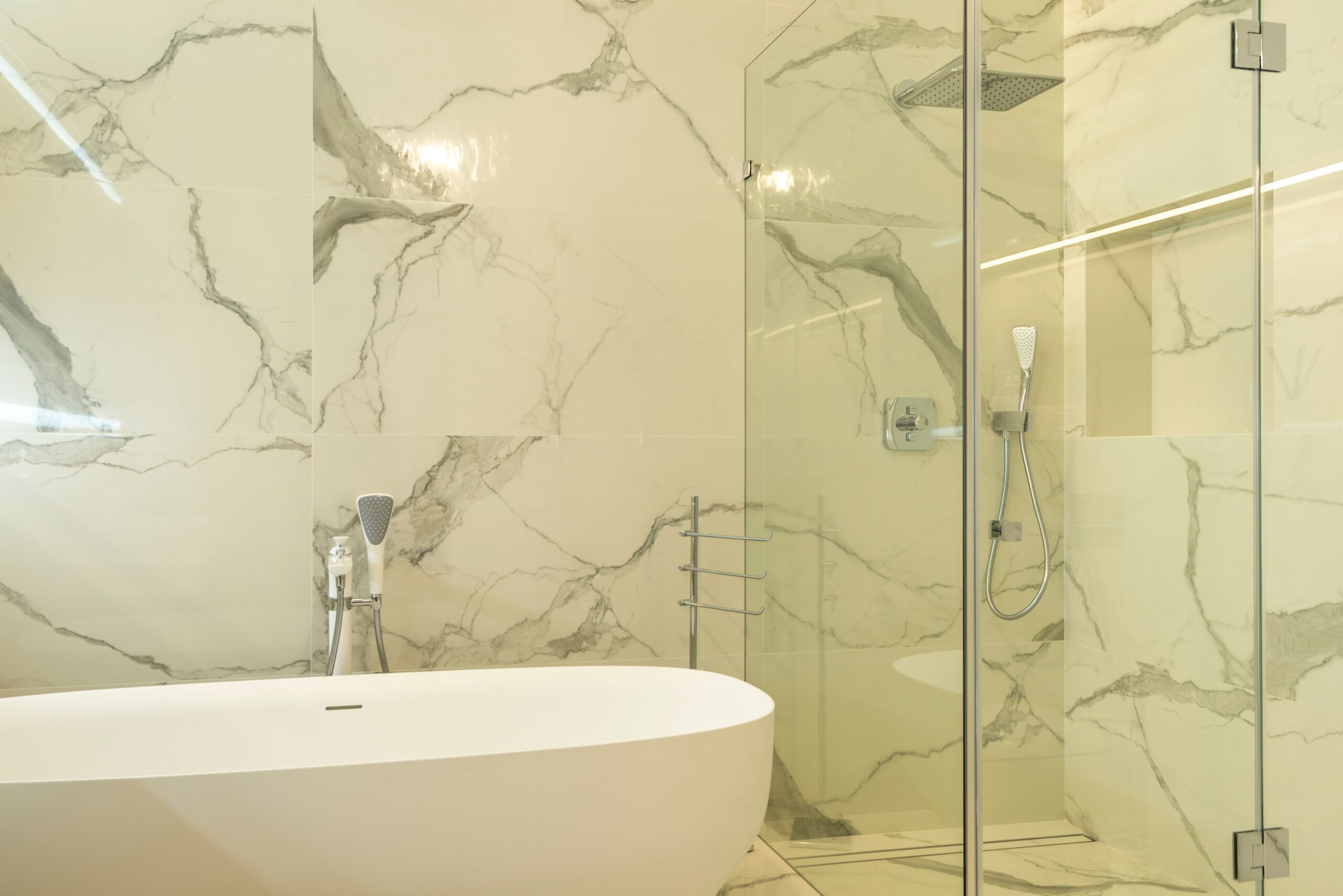 Salle de bain carrelée soignée à Fréjus