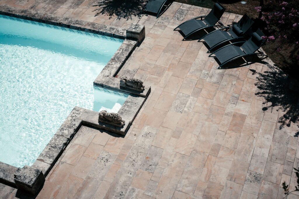 Carrelage de terrasse en travertin à Fréjus