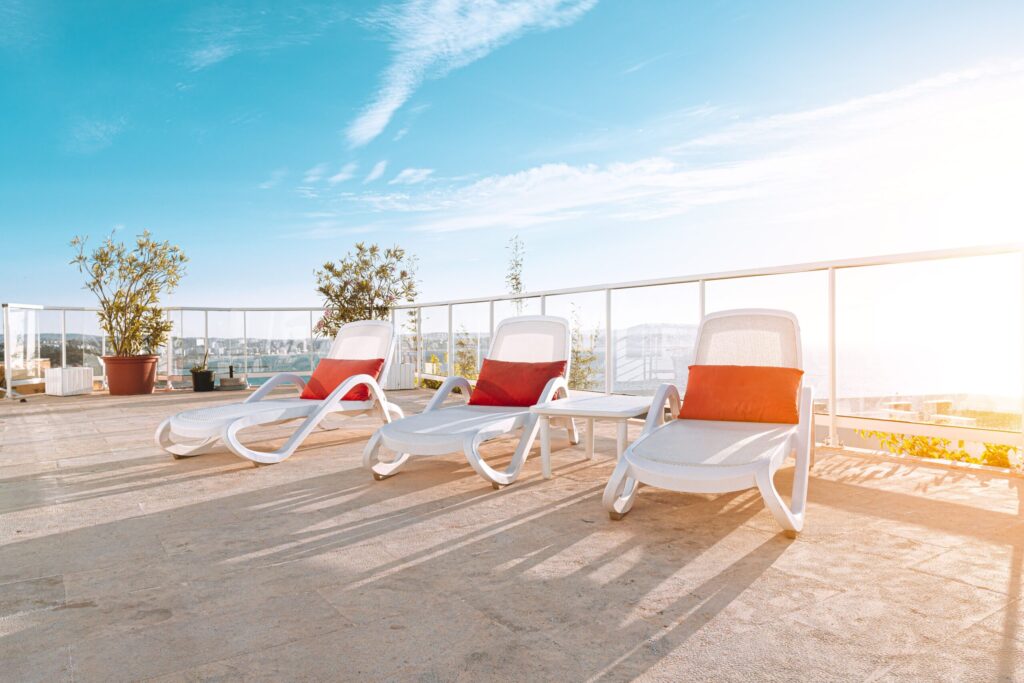 Plage de piscine en travertin posée à Fréjus